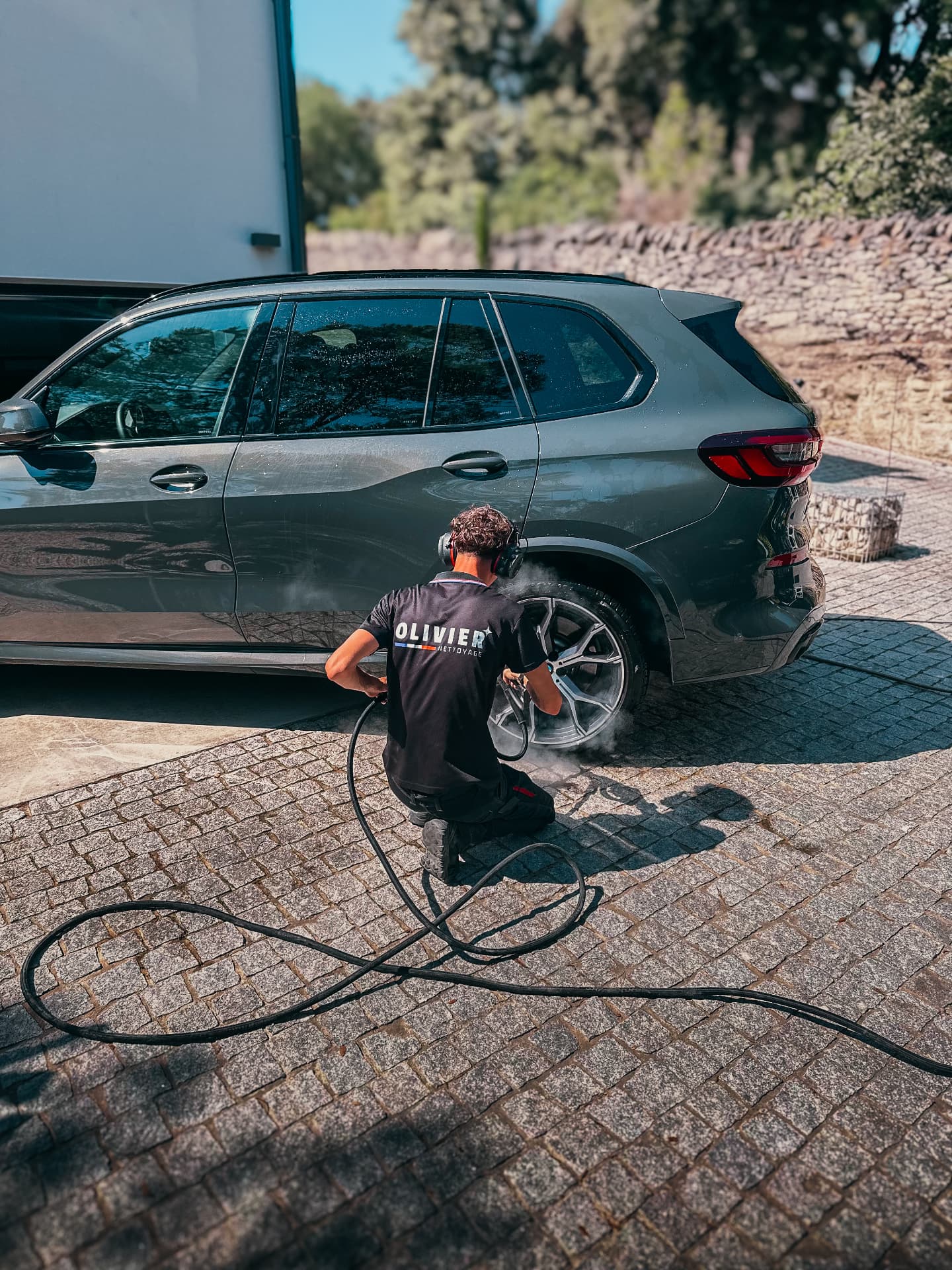 Nettoyage des jantes d'un BMW X5 à la vapeur