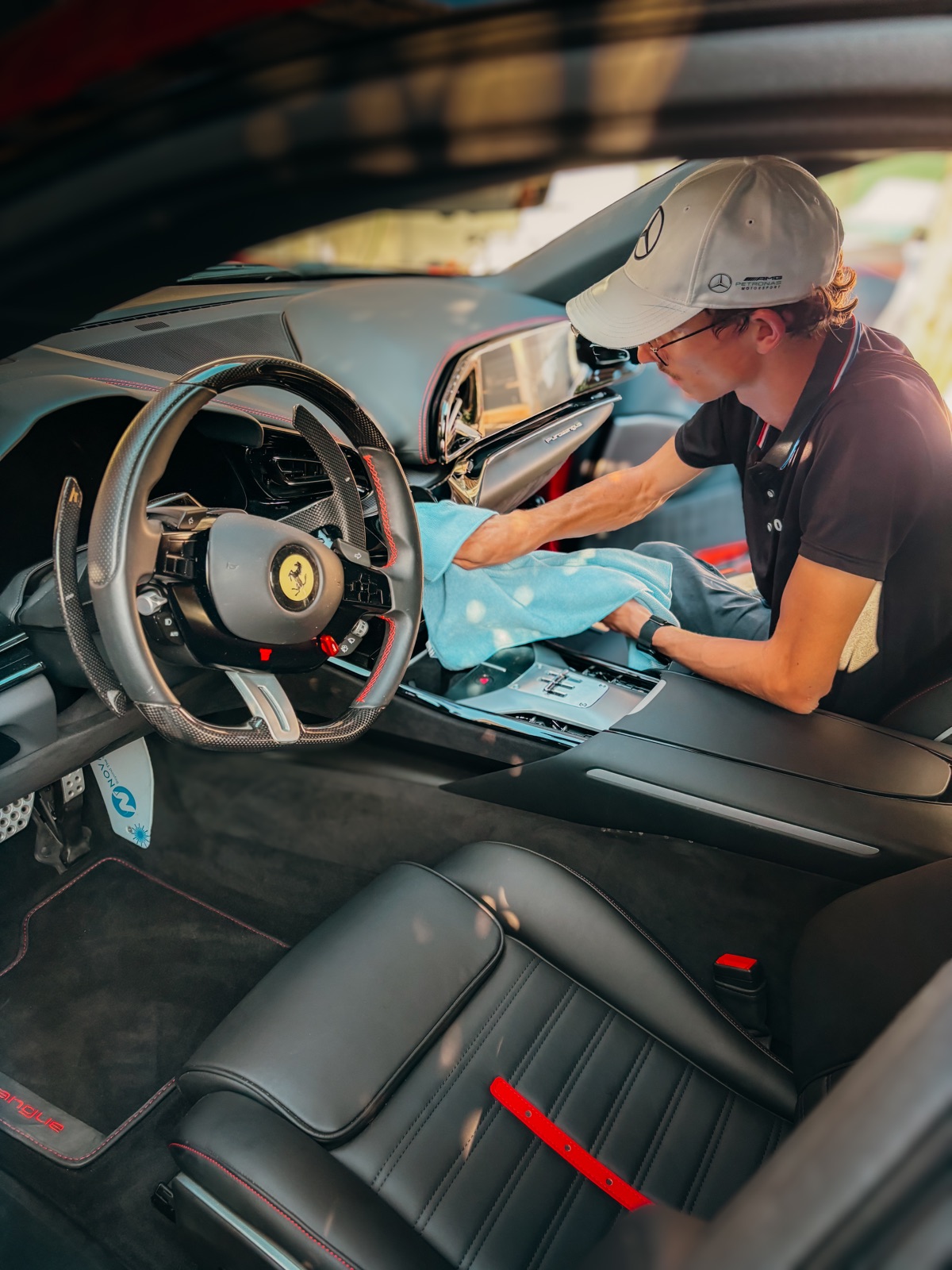 Benjamin nettoie l'habitacle d'une Ferrari Purosangue à domicile